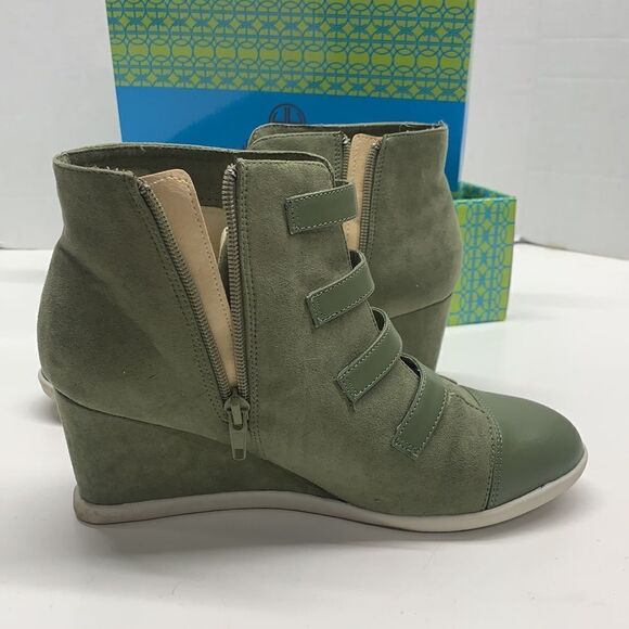 Hot in Hollywood Hidden Wedge Suede Platform Sneaker Heels Sage Green  Size 8 - Picture 5 of 8